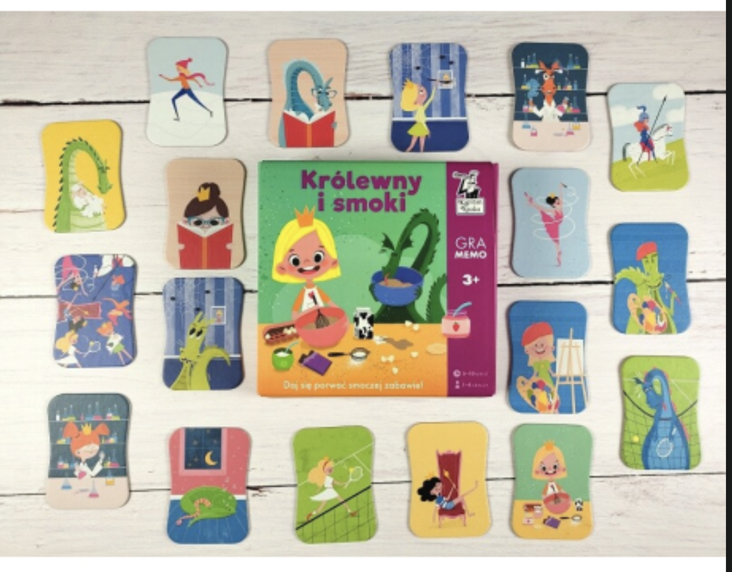 Gra memo Królewny i smoki, polecany produkt dla przedszkolaków – kolorowe zabawki edukacyjne na stole.