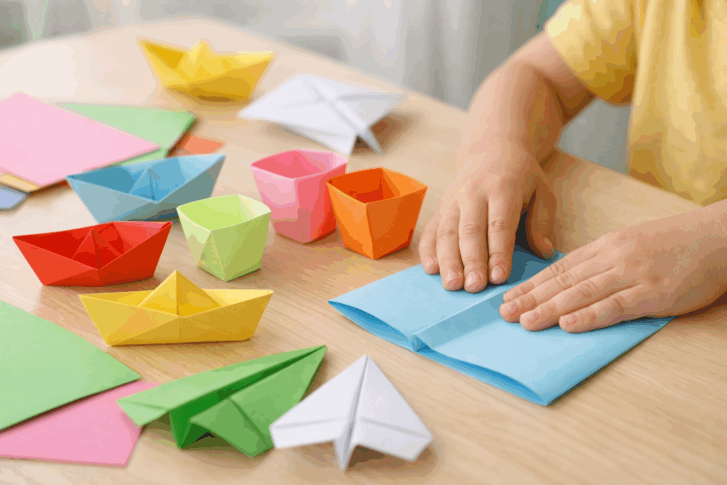 Origami dla dzieci - kolorowe papierowe łódki i samoloty złożone przez przedszkolaka
